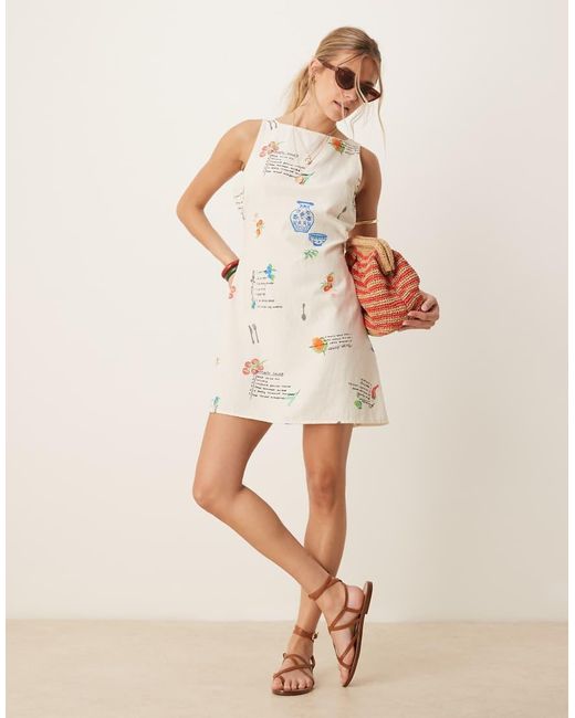 Vestido Corto Con Cuello Subido Cuadrado, Estampado De Comida Y Parte Trasera Fruncida De ASOS de color Natural