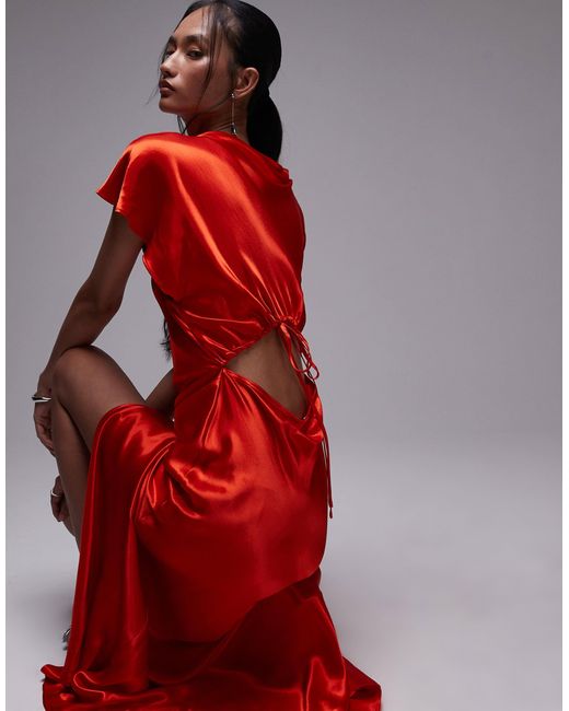 Robe mi-longue en satin torsadée à l'épaule avec dos nu TOPSHOP en coloris Red