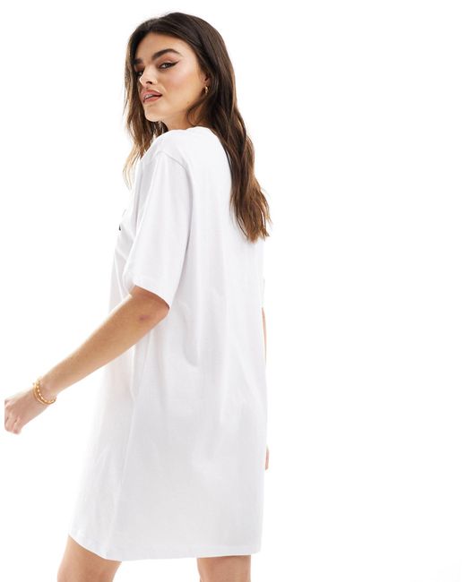 Robe t-shirt coupe courte oversize à inscription ASOS en coloris White