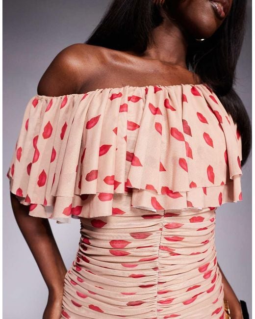 Vestido Corto Color Almendra Asimétrico Y Fruncido Con Estampado De Labios Y Detalle De Volantes Vivian De AFRM de color Pink
