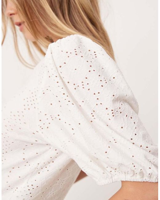 Camiseta Blanca Con Bordado Inglés Y Detalle De Mangas Abullonadas De -Blanco Vila de color White
