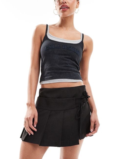 Mini-jupe portefeuille style kilt Collusion en coloris Black