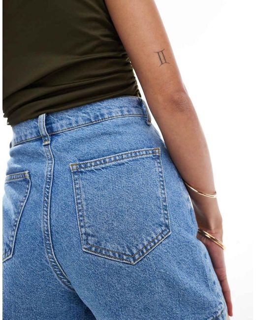 Pantaloncini Di Jeans Stile Bermuda Lavaggio Medio di Miss Selfridge in Blue