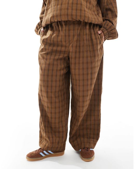 Curve - pantalon texturé coupe bouffante d'ensemble à enfiler avec surpiqûres - moutarde à carreaux ASOS en coloris Brown