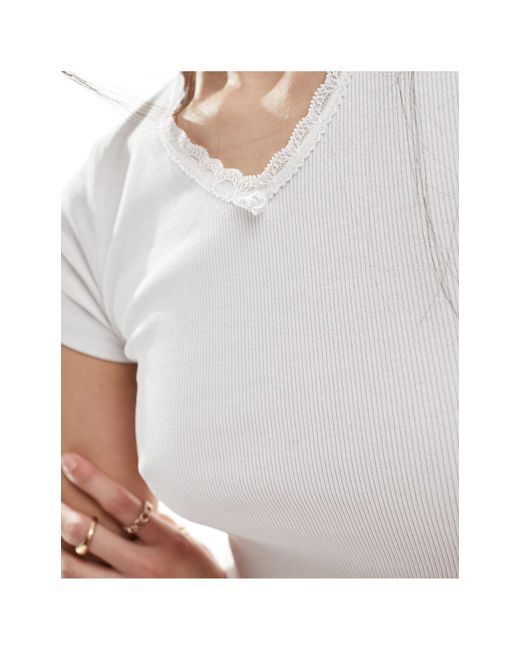 Cotton on - t-shirt aderente bianca con scollo a v e rosellina di Cotton On in White