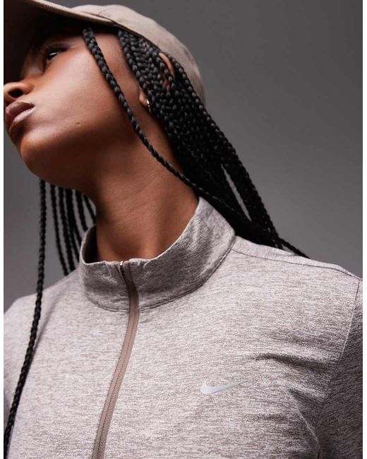 Top De Manga Larga Con Media Cremallera Dri-Fit Swift De Nike de color Gray