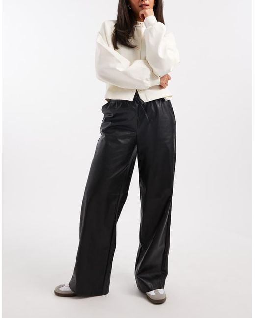 Vero Moda Broek Van Imitatieleer Met Gestrikte Taille En Wijde Pijpen in het White
