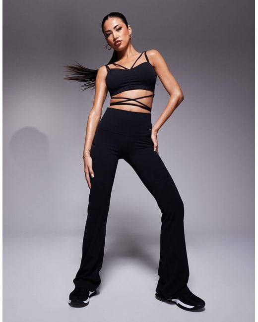 Zenvy - pantalon évasé taille haute en tissu doux dri-fit Nike en coloris Blue