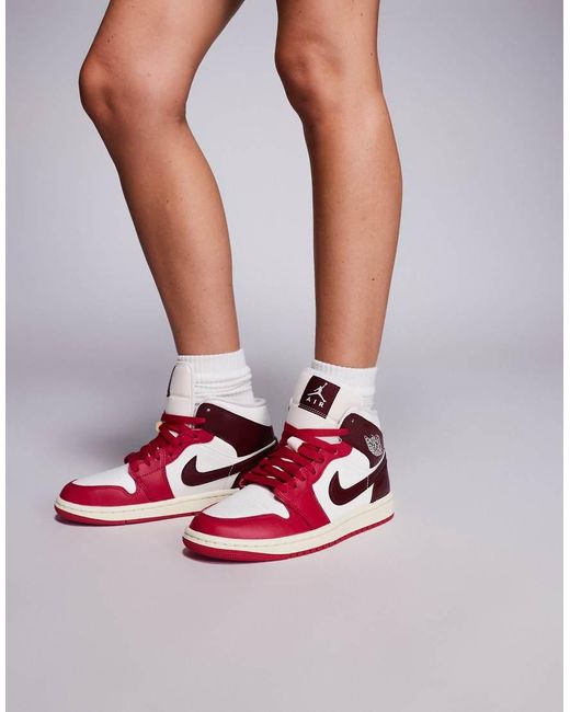 Nike di Nike in White