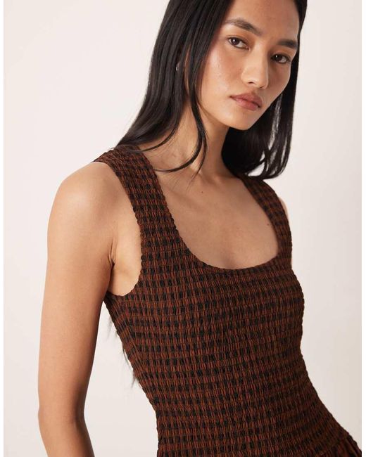 ASOS Maxi Jurk Van Kreukelstof Met Ronde Hals En Gesmokte Taille in het Brown