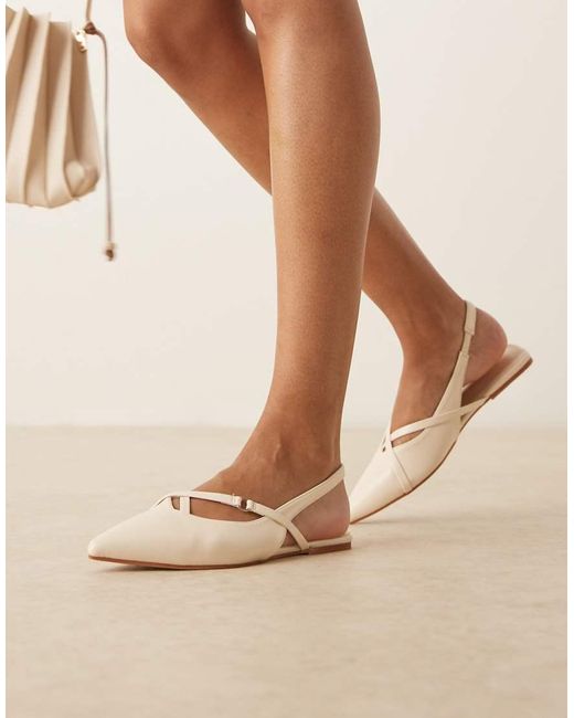 Bailarinas Blanco Hueso Destalonadas Con Puntera Fina Lantern De ASOS de color Natural
