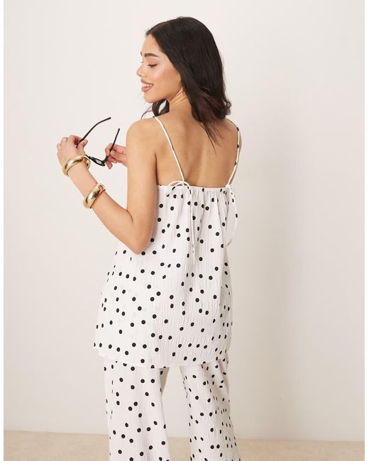 Canottiera Taglio Lungo Allacciata Sul Davanti Bianca Testurizzata A Pois di ASOS in White