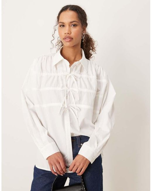 Camisa Blanco Marfil Con Detalle De Lazadas Y Cordón Ajustable De Ghospell de color White