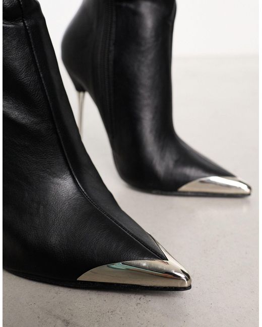 Public Desire Black – finery – kniehohe stiefel aus em kunstleder mit metalldetail und absatz