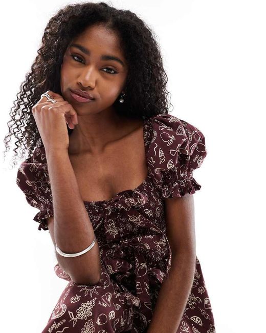 Vestido Corto Marrón Con Estampado Vacacional, Pecho Fruncido Y Lazada Delantera De Miss Selfridge de color Red