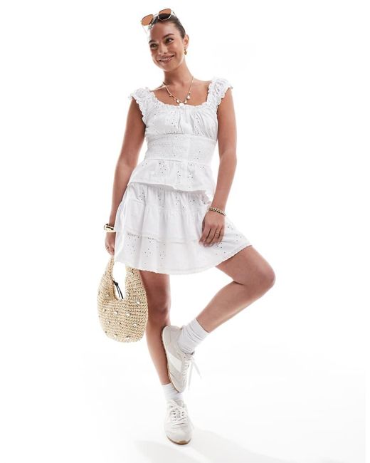 Top De Estilo Mesonera Con Botones Y Bordado Inglés De ASOS de color White