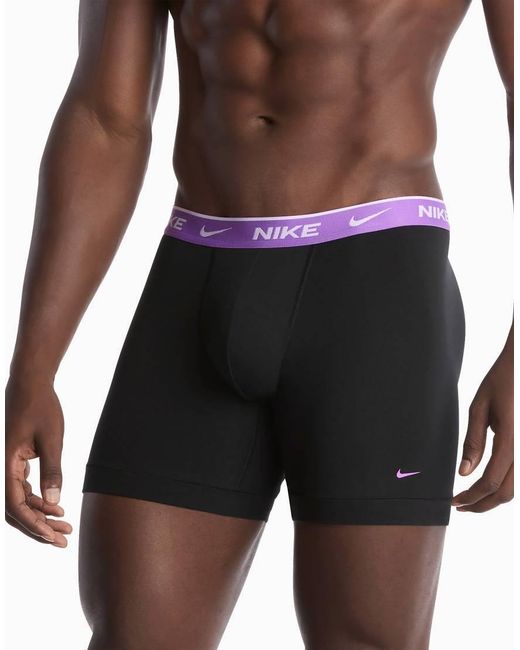 Nike Essential in het Black voor heren