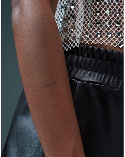 Pantalones Muy Cortos Negros De Cuero Sintético De ASOS de color White