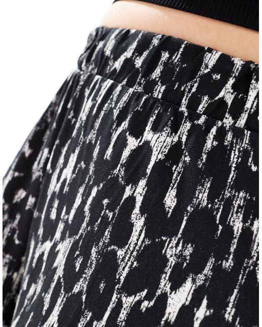 Pantaloni con fondo ampio con stampa leopardata monocromatica di Yours in Black