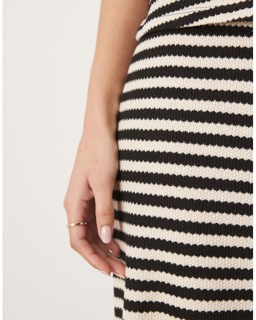 Vila Natural – gestreifte, strukturierte strickhose