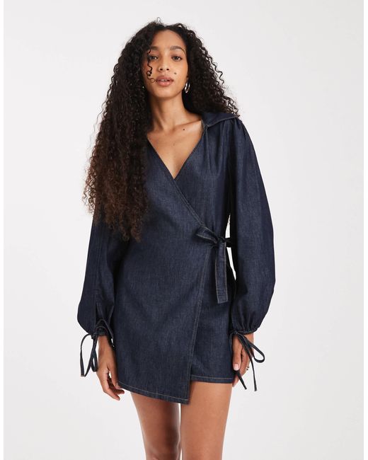 Robe courte portefeuille à manches ballon - délavage léger ASOS en coloris Blue