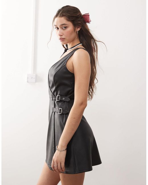 Miss Selfridge White – schürzenkleid aus kunstleder