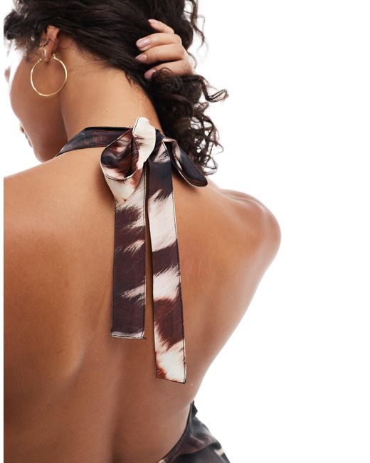 ASOS Black – neckholder-oberteil aus satin mit kuhfellmuster