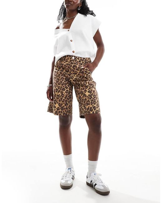 Pantaloncini Ampi Taglio Lungo Leopardati di Bershka in Neutro Lyst