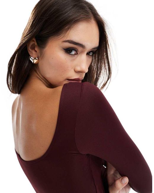 Vestito Fasciante A Maniche Lunghe Bordeaux Con Scollo Squadrato E Gonna Al Polpaccio di Bershka in Red