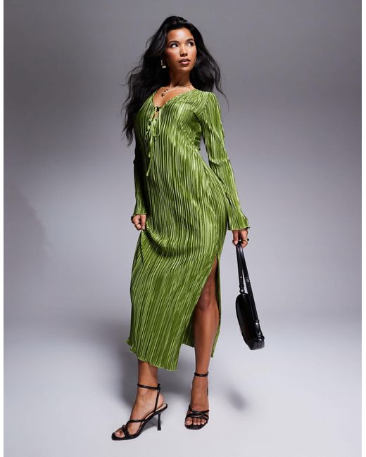 In The Style Green – exklusives, plissiertes maxikleid