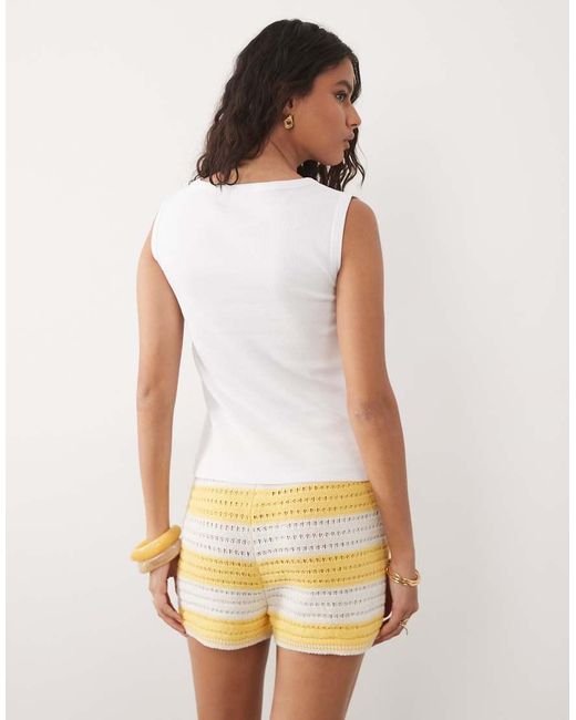 Canotta Bianca A Coste Con Scollo A Barchetta E Grafica Di Frutta Vintage di ASOS in White
