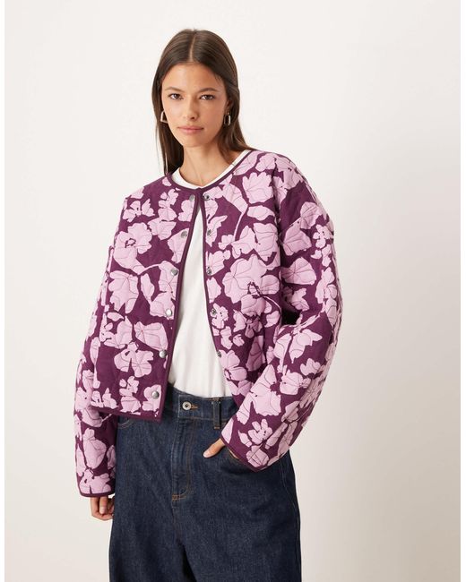 Veste matelassée avec imprimé fleuri sur l'ensemble - prune ASOS en coloris Red