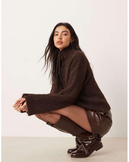 Jersey Marrón Chocolate Con Cuello Alzado Y Detalle De Lazada De Chenilla Premium De Vila de color Brown