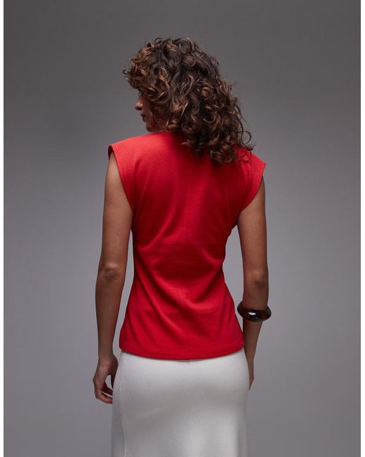 Top Estructurado Sin Mangas Con Cuello De Pico De TOPSHOP de color Red