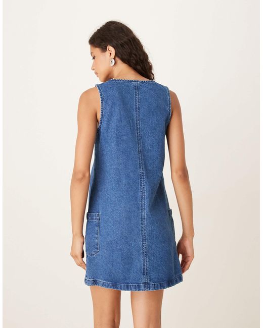 ASOS Blue – etui-minikleid aus mittelem denim mit taschen und u-ausschnitt