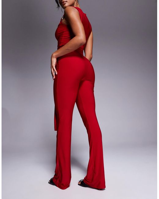 Exclusivité - - pantalon près du corps d'ensemble en tissu double épaisseur avec ceinture à détail métallique doré Kaiia en coloris Red