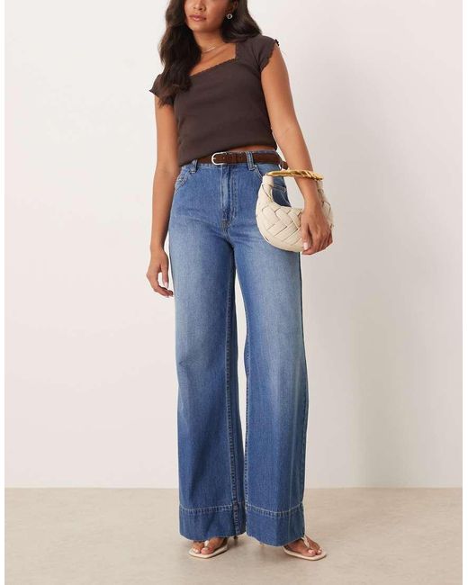 Jeans A Fondo Ampio Lavaggio Medio Scuro Con Pieghe Sul Davanti E Cintura di ASOS in Blue