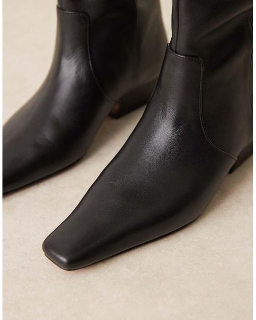 Botas Por La Rodilla Negras Planas Con Puntera Fina De Cuero Calais De ASOS de color Black