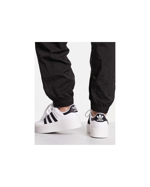 Superstar bonega - sneakers bianche e nere con suola platform di Adidas Originals in Black