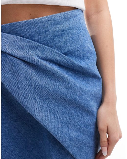 Minigonna di jeans lavaggio medio strascico drappeggiato di & Other Stories in Blue