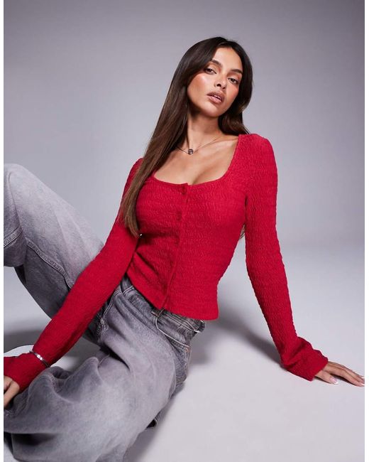 Top Con Scollo Rotondo E Maniche A Pipistrello Ciliegia Testurizzato Con Bottoni di ASOS in Red