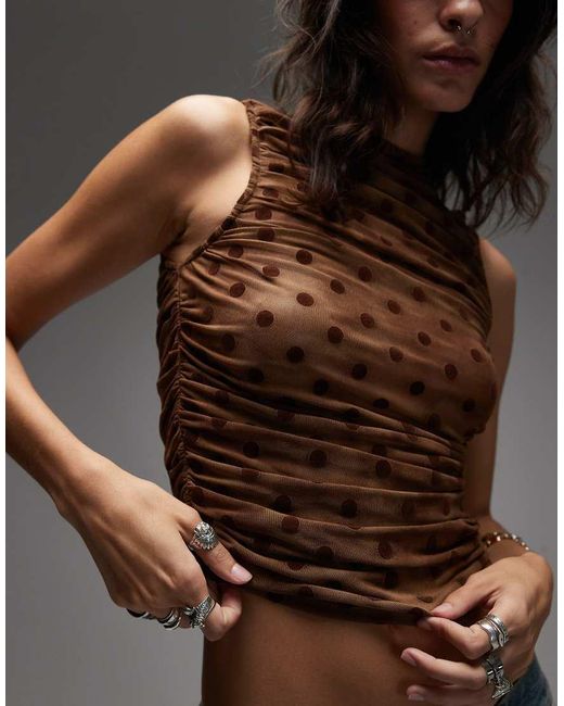 Top Marrón Con Cuello Alto Y Estampado De Lunares De Tejido Transparente De emory park de color Gray