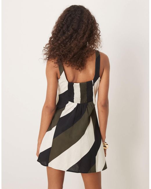 Robe courte rayée avec encolure carrée montante et dos froncé ASOS en coloris White