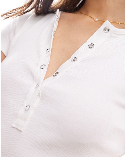 T-shirt a maniche corte bianca a coste con bottoni a pressione di Miss Selfridge in White