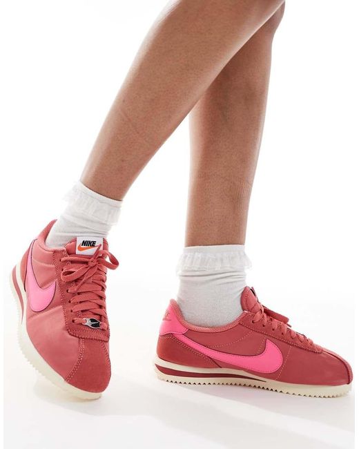 Nike Cortez in het Pink