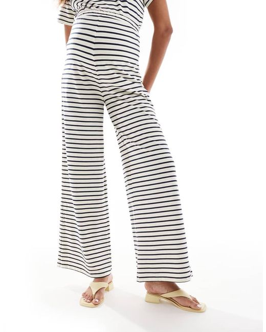 Pantalones Color Crema A Rayas Azul Marino De Pernera Ancha De Punto Liso De Mamalicious Maternity (Parte De Un Conjunto)-Blanco Mama.licious de color Blue