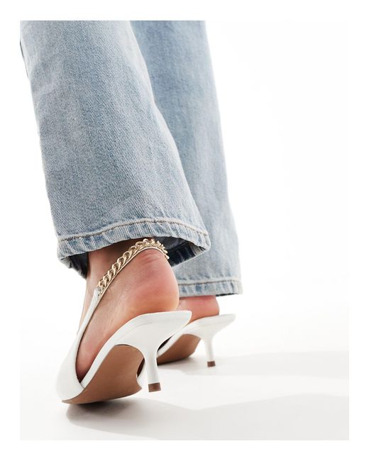 Sharp - chaussures à petit talon avec bride chaîne à l'arrière ASOS en coloris White