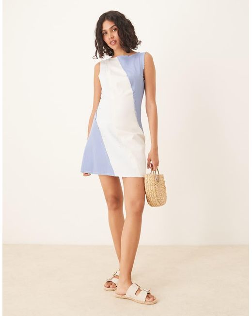 ASOS Mini A-Lijn Jurk Met Denim Look, Gerafelde Zoom En Contrasterend Paneel in het White