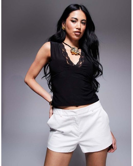 Top Ceñido Escotado Con Cuello De Pico Y Ribete De Encaje De ASOS de color Black