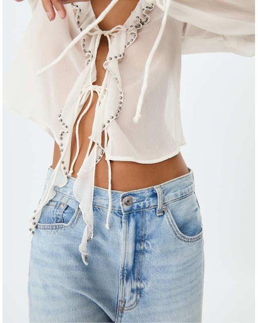 Blusa Color Vaniglia Con Volant E Ricamo Con Perline di Stradivarius in White